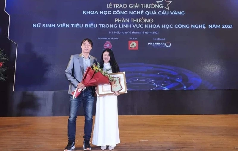 Dương Ngân Hà trong lễ nhận giải thưởng Khoa học công nghệ Quả cầu vàng do Trung ương Đoàn và Bộ KH&CN trao tặng. Ảnh: TG