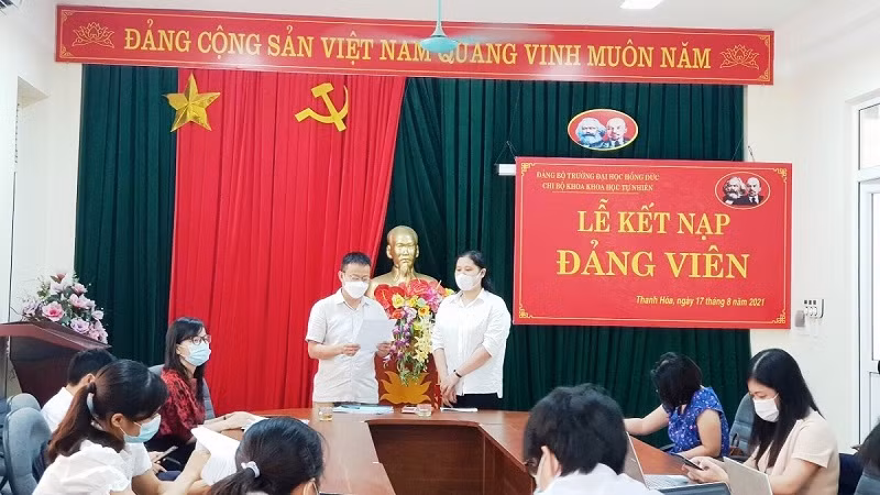 Phạm Thùy Linh (đứng bên phải) vinh dự được kết nạp Đảng.