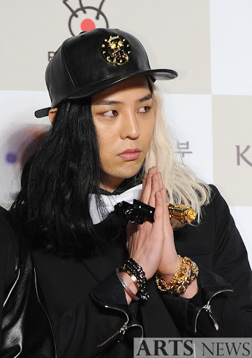 Loat kieu toc va trang phuc doc la chi G-Dragon dam dien hinh anh 5 gd6.jpg