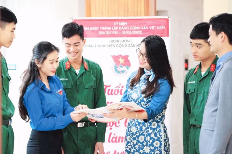 Nữ sinh Nguyễn Thùy Linh: Đảng viên trẻ với thành tích xuất sắc