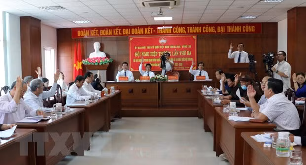 Tại Bà Rịa-Vũng Tàu, các đại biểu biểu quyết thông qua danh sách ứng cử viên Đại biểu Quốc hội khóa XV. (Ảnh: Đoàn Mạnh Dương/TTXVN).
