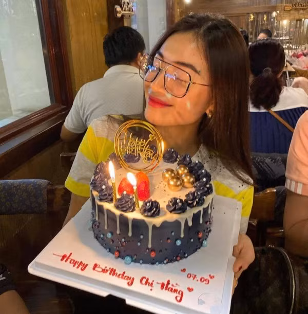 Đây là chủ nhân của bữa tiệc, Á hậu Lệ Hằng với nhan sắc quyến rũ, đôi mắt to tròn "thương hiệu". Có thể thấy, Lệ Hằng để mặt mộc, chỉ tô tí son nhưng vẫn xinh đẹp vô cùng.