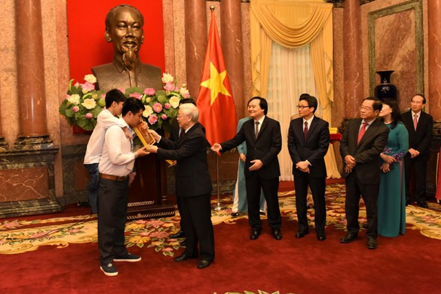 Tổng Bí thư, Chủ tịch nước và học sinh nhiều năm cõng bạn khuyết tật đến trường