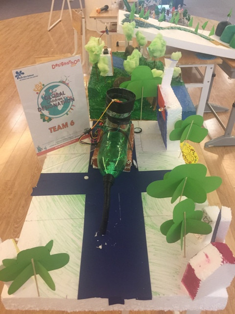 Nhóm 6: Sáng tạo xe thu thập lá và cành cây khô để cung cấp nguyên liệu sản xuất giấy, nhằm giảm việc khai thác, phá hoại rừng.