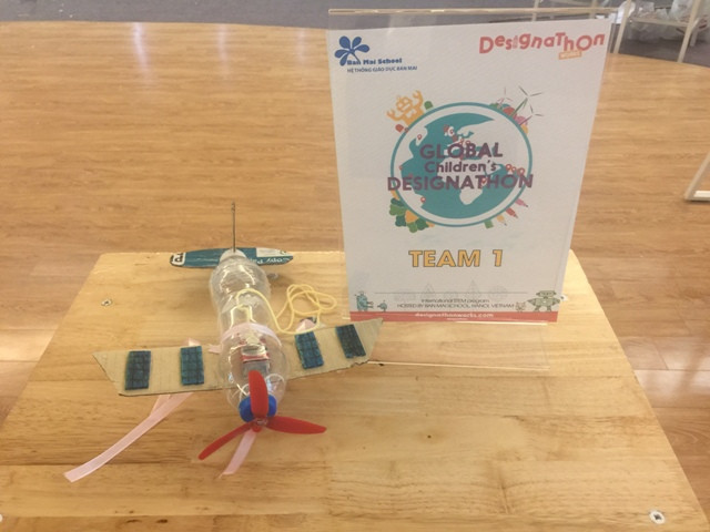 Nhóm 1: Chế tạo mô hình máy bay điều kiển từ xa gắn camera để theo dõi các hoạt động chặt phá rừng. Máy bay này chạy bằng năng lượng mặt trời, có khả năng tự tìm chỗ đỗ, sử dụng camera hồng ngoại, có vỏ ngoài chống đạn, chức năng giảm thanh để tránh bị phát hiện. Sản phẩm sử dụng chất liệu Metallic microlattice – một chất liệu nhẹ hơn sắt nhưng bền hơn sắt gấp 20 lần để làm vỏ máy bay.