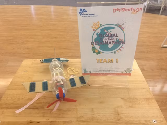 Nhóm 1: Chế tạo mô hình máy bay điều kiển từ xa gắn camera để theo dõi các hoạt động chặt phá rừng. Máy bay này chạy bằng năng lượng mặt trời, có khả năng tự tìm chỗ đỗ, sử dụng camera hồng ngoại, có vỏ ngoài chống đạn, chức năng giảm thanh để tránh bị phát hiện. Sản phẩm sử dụng chất liệu Metallic microlattice – một chất liệu nhẹ hơn sắt nhưng bền hơn sắt gấp 20 lần để làm vỏ máy bay. Nhóm 1: Chế tạo mô hình máy bay điều kiển từ xa gắn camera để theo dõi các hoạt động chặt phá rừng. Máy bay này chạy bằng năng lượng mặt trời, có khả năng tự tìm chỗ đỗ, sử dụng camera hồng ngoại, có vỏ ngoài chống đạn, chức năng giảm thanh để tránh bị phát hiện. Sản phẩm sử dụng chất liệu Metallic microlattice – một chất liệu nhẹ hơn sắt nhưng bền hơn sắt gấp 20 lần để làm vỏ máy bay.