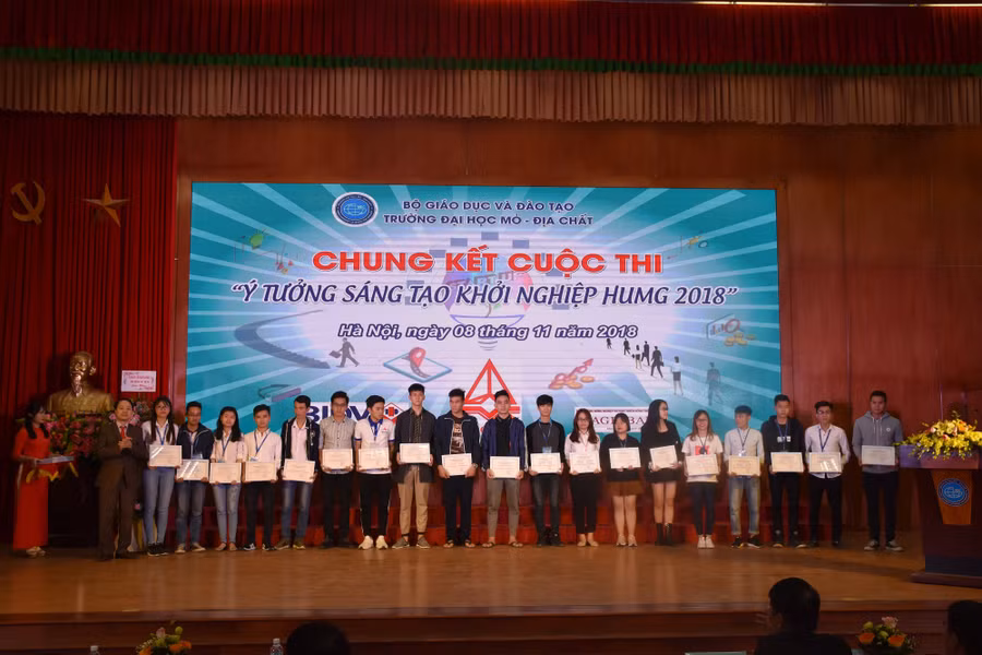 PGS.TS Triệu Hùng Trường - Phó Hiệu trưởng Trường ĐH Mỏ - Địa chất trao giấy chứng nhận cho các nhóm tác giả tham gia cuộc thi