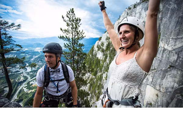 Jamie Alperin hạnh phúc vì đã chinh phục thử thách. Họ đã có một hôn lễ cưỡi lãng mạng theo cách riêng trên đỉnh trời. 7 bức ảnh cưới đáng sợ nhất thế giới năm 2014