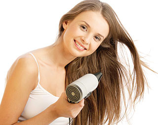 Việc sấy tóc một cách chậm rãi luôn mang lại hiệu quả cao hơn. sấy tóc