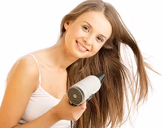 Việc sấy tóc một cách chậm rãi luôn mang lại hiệu quả cao hơn. sấy tóc