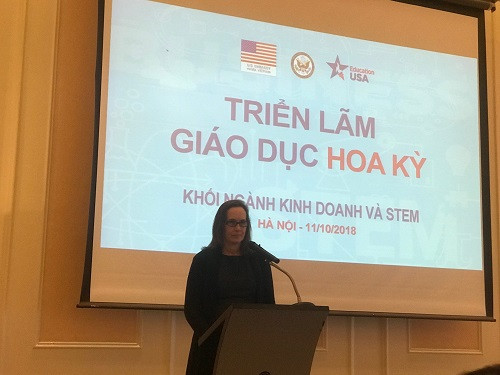 Phó Đại sứ Hoa Kỳ Caryn R. McClelland phát biểu khai mạc tại Triển lãm Giáo dục Hoa Kỳ khối ngành Kinh doanh và STEM. Phó Đại sứ Hoa Kỳ Caryn R. McClelland phát biểu khai mạc tại Triển lãm Giáo dục Hoa Kỳ khối ngành Kinh doanh và STEM.