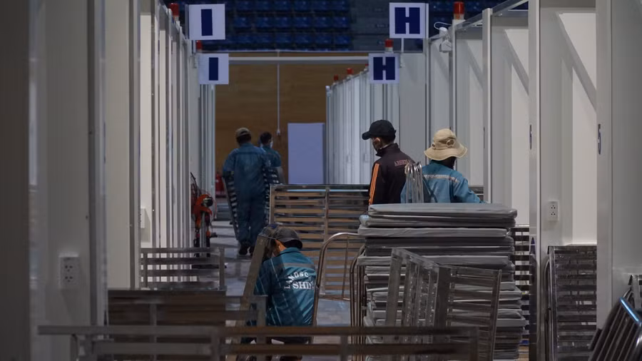 Không khí hết sức khẩn trương.