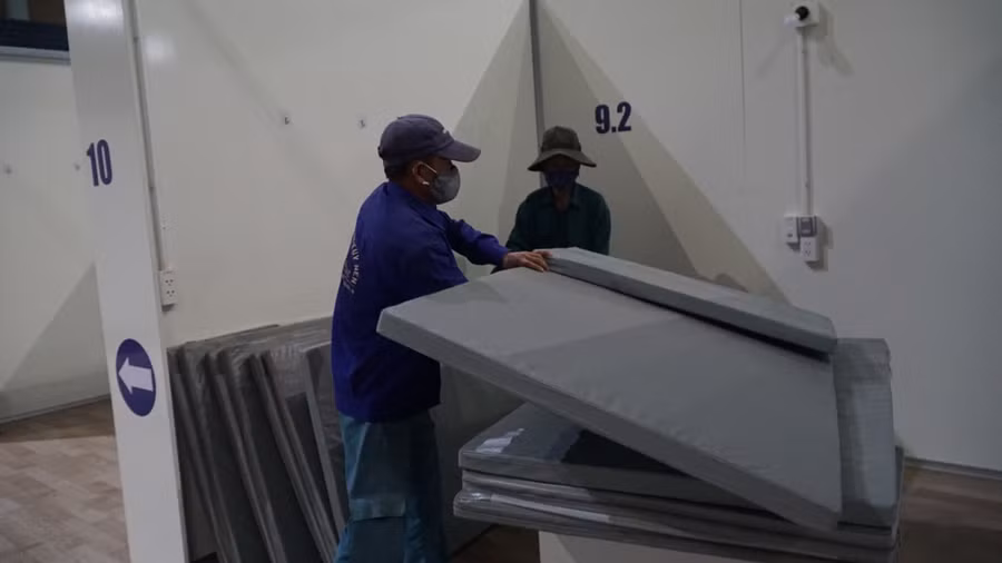 Nệm được công nhân gom lại để vận chuyển đi Hải Dương.