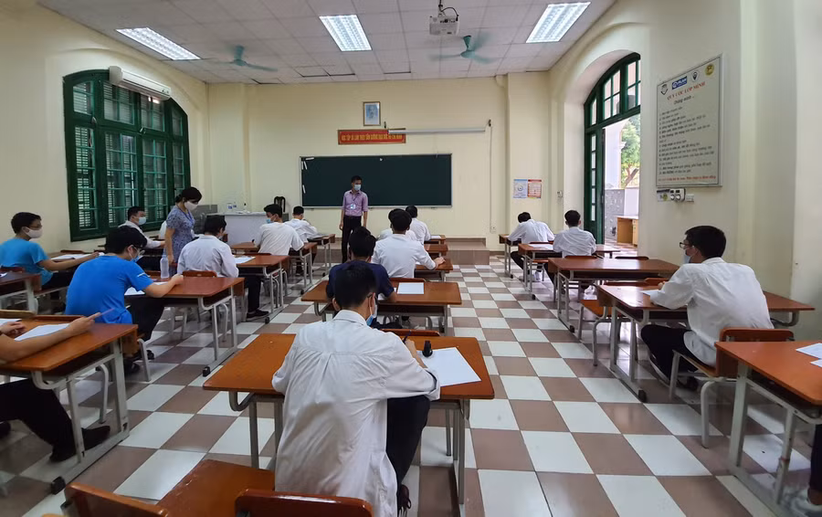 Một phòng thi tại điểm thi Trường THPT Chu Văn An (Hà Nội) – Kỳ thi tốt nghiệp THPT 2021. Ảnh: TG