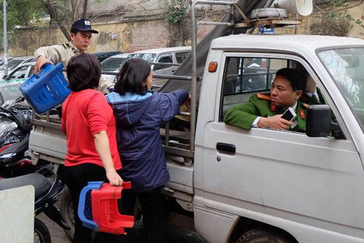 Hà Nội ra quân "đòi" vỉa hè cho người đi bộ