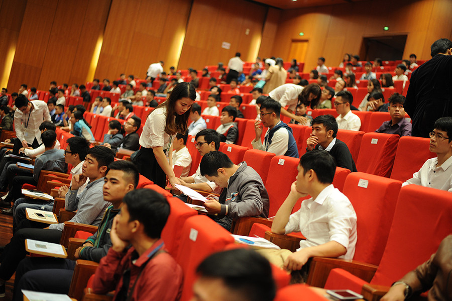 Thí sinh lắng nghe hướng dẫn trước khi thi Thí sinh lắng nghe hướng dẫn trước khi thi