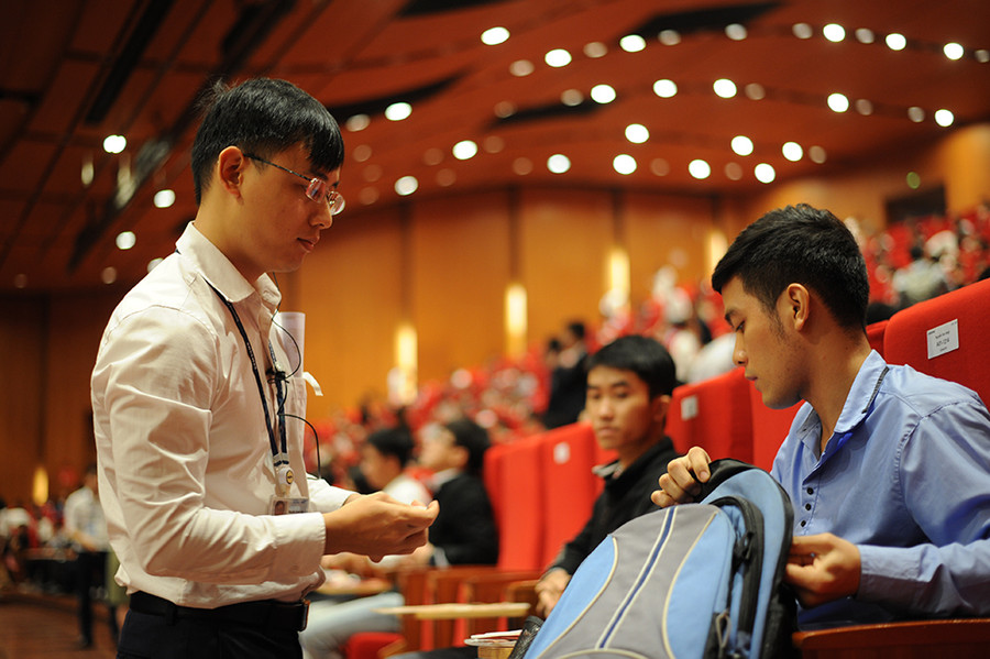 Nhân viên Samsung hướng dẫn cho thí sinh thi Nhân viên Samsung hướng dẫn cho thí sinh thi