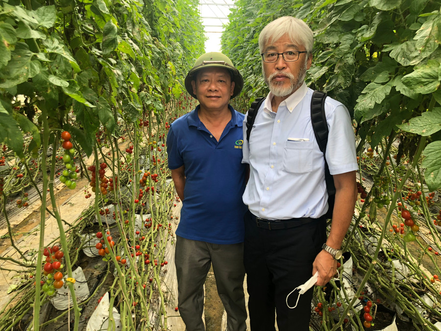 Thầy Okuda Yoshiki (bên phải). Ảnh: NVCC Thầy Okuda Yoshiki (bên phải). Ảnh: NVCC