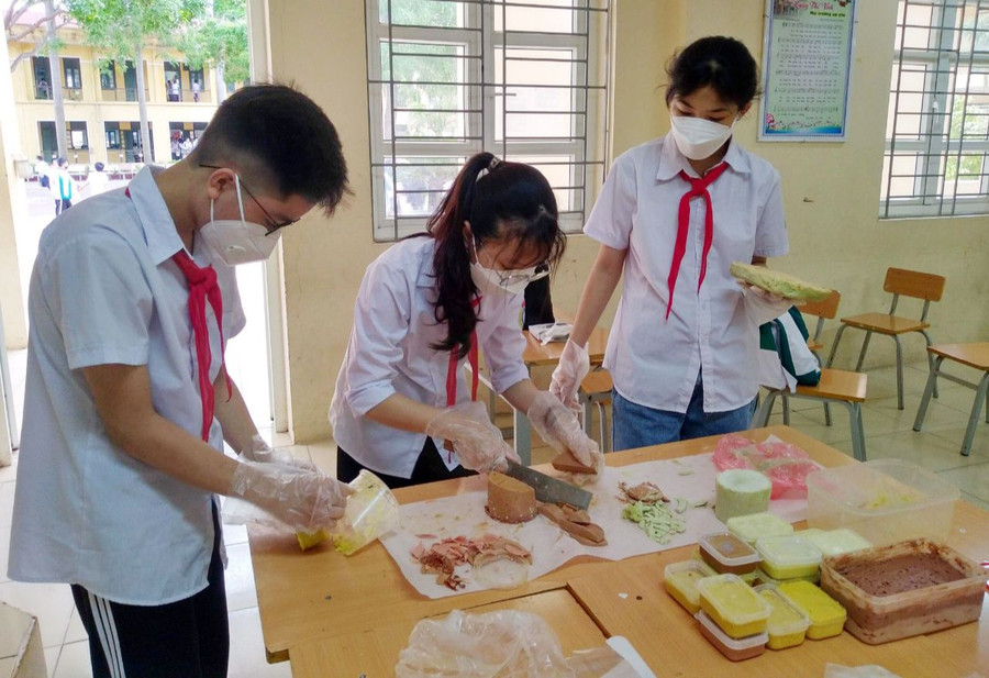 Học sinh Trường THCS Lương Thế Vinh (Đan Phượng, Hà Nội) trong hoạt động STEM làm xà phòng. Ảnh: Đình Tuệ Học sinh Trường THCS Lương Thế Vinh (Đan Phượng, Hà Nội) trong hoạt động STEM làm xà phòng. Ảnh: Đình Tuệ