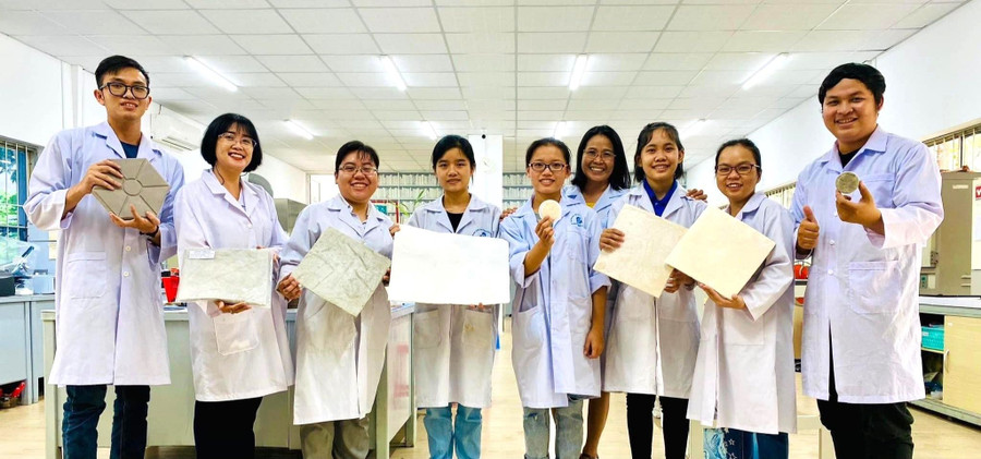 PGS.TS Lê Thị Kim Phụng (thứ 4 từ phải qua) cùng các nghiên cứu sinh phòng lab. Ảnh: TG