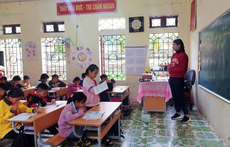 Cô giáo Nguyễn Thị Thanh, Trường Tiểu học thị trấn Mường Tè (Lai Châu) sẽ trở lại trường sớm để dọn dẹp, ổn định sĩ số học sinh… Ảnh: Hà Thuận Cô giáo Nguyễn Thị Thanh, Trường Tiểu học thị trấn Mường Tè (Lai Châu) sẽ trở lại trường sớm để dọn dẹp, ổn định sĩ số học sinh… Ảnh: Hà Thuận