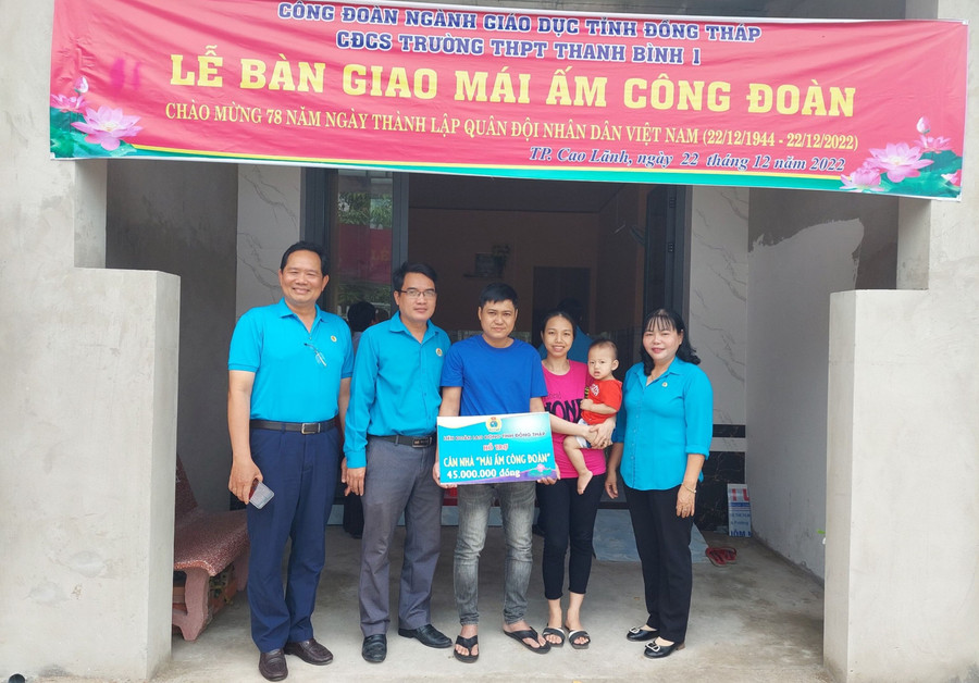 Bàn giao “Mái ấm công đoàn” cho thầy Lê Nhựt Nam, giáo viên Trường THPT Thanh Bình 1 (Đồng Tháp). Ảnh: CTV