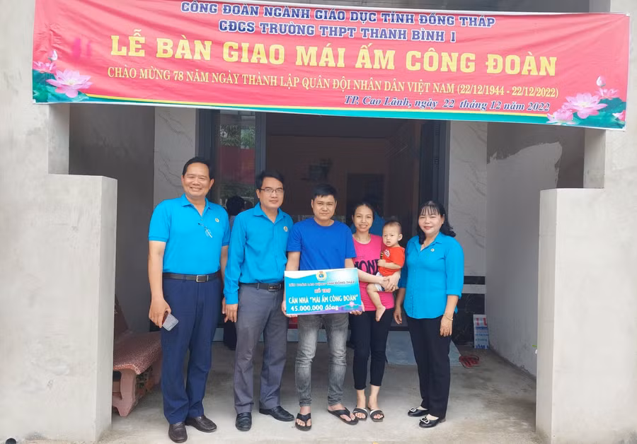 Bàn giao “Mái ấm công đoàn” cho thầy Lê Nhựt Nam, giáo viên Trường THPT Thanh Bình 1 (Đồng Tháp). Ảnh: CTV