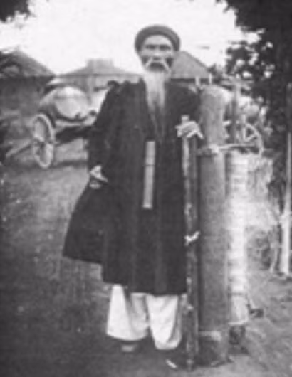 Cụ Đoàn Tử Quang 82 tuổi mới đỗ cử nhân. Ảnh: INT.