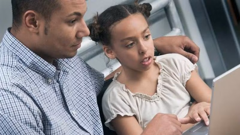 Cha mẹ và trẻ nên cùng xem video về các hướng dẫn bảo vệ an toàn. Ảnh minh họa