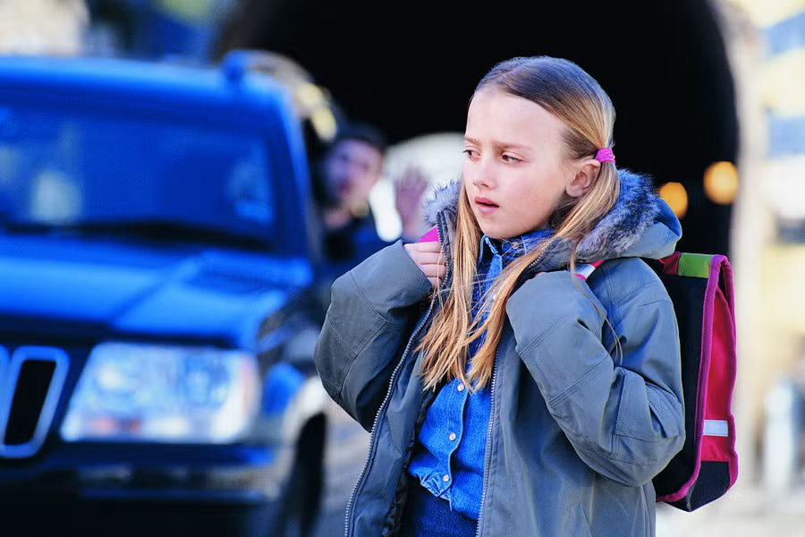 Trẻ cần biết cách nói “Không” khi bị kẻ xấu ép đi cùng. Ảnh minh họa.