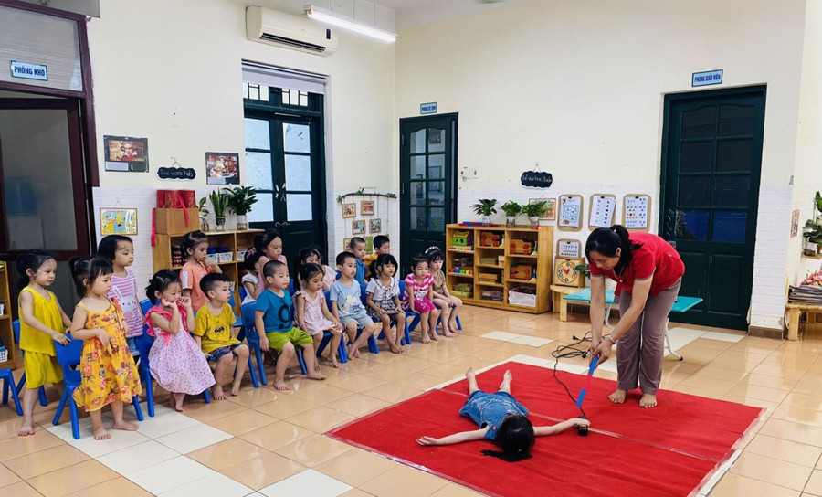 Cô trò Trường Mầm non A Thanh Liệt (Thanh Trì - Hà Nội) học cách xử lý tình huống khi gặp người bị điện giật. Ảnh: Website nhà trường.