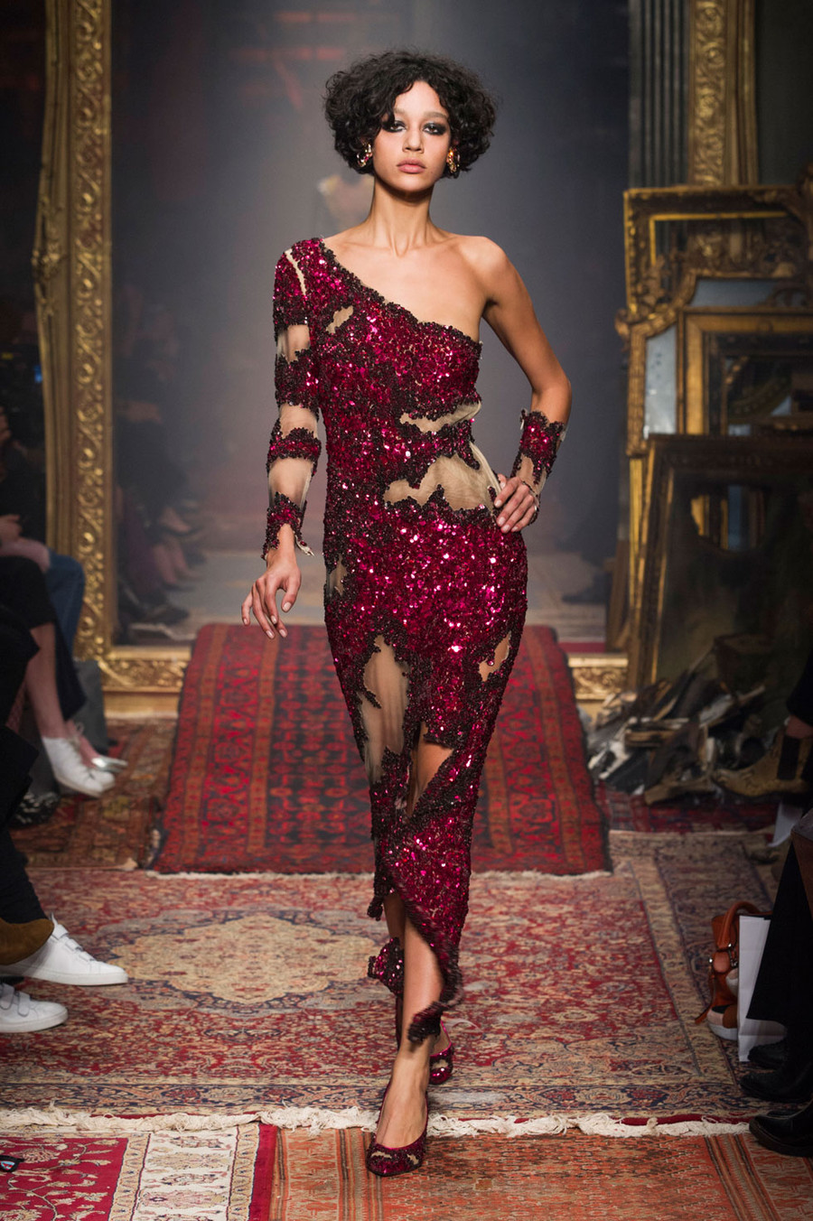 Bên cạnh sự sáng tạo, Scott cũng khéo biến tấu sao cho trang phục có tính ứng dụng cao nhất. Bên cạnh sự sáng tạo, Scott cũng khéo biến tấu sao cho trang phục có tính ứng dụng cao nhất.