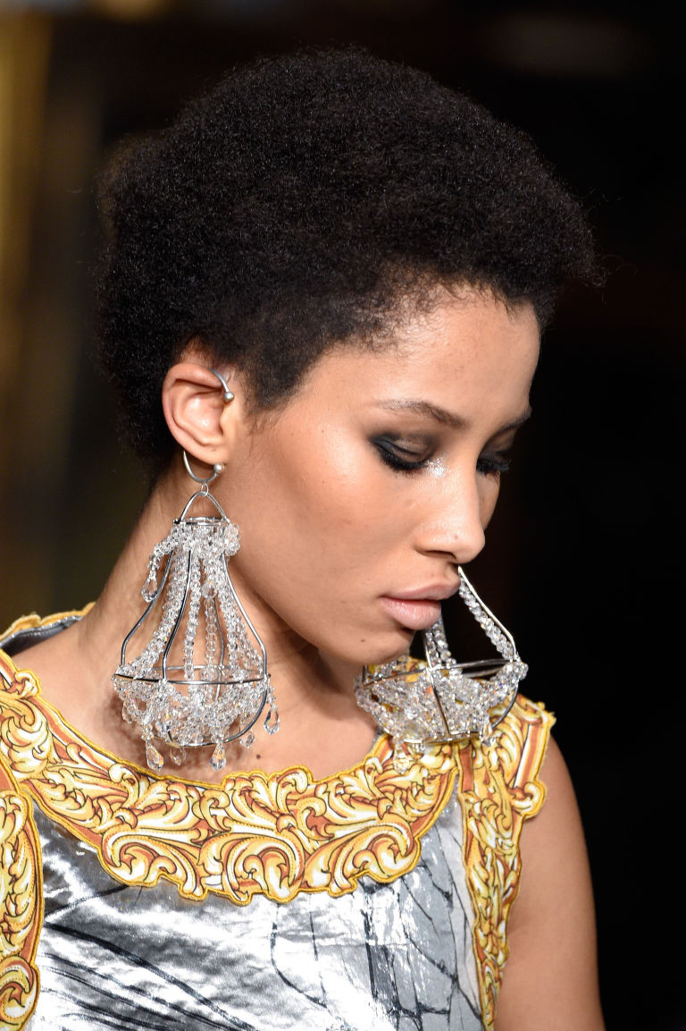 Những chiếc đèn tường lung linh còn được nhà thiết kế người Mỹ mô phỏng trên phụ kiện. Những chiếc đèn tường lung linh còn được nhà thiết kế người Mỹ mô phỏng trên phụ kiện.