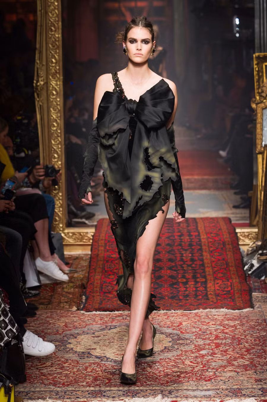 Những chiếc nơ đồ sộ cũng là cảm hứng xuyên suốt bộ sưu tập.