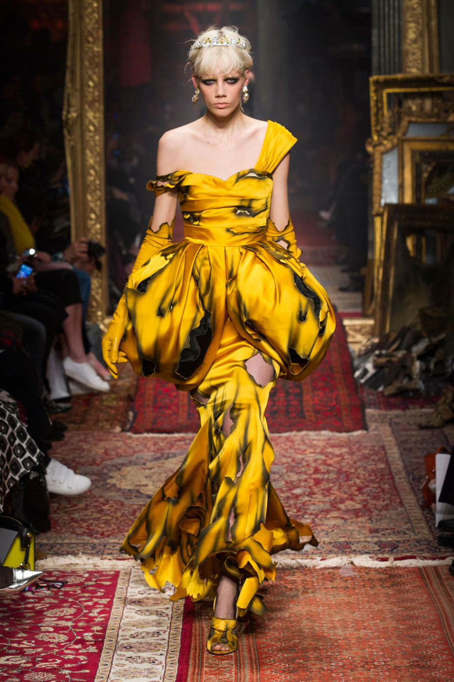 "Tôi không quá băn khoăn đến chuyện tại sao mình lại làm điều đó. Tôi chỉ đơn giản thực hiện nó và trình diễn cho mọi người xem" - giám đốc sáng tạo của Moschino chia sẻ. "Tôi không quá băn khoăn đến chuyện tại sao mình lại làm điều đó. Tôi chỉ đơn giản thực hiện nó và trình diễn cho mọi người xem" - giám đốc sáng tạo của Moschino chia sẻ.