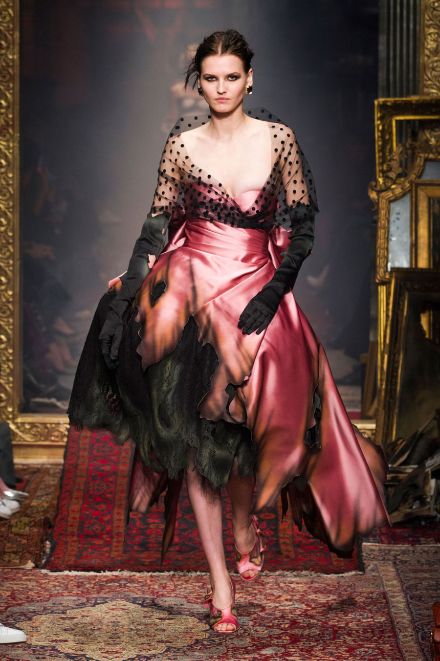 Sự kết hợp giữa đầm corset, găng tay tạo nên hình ảnh quý cô cổ điển. Sự kết hợp giữa đầm corset, găng tay tạo nên hình ảnh quý cô cổ điển.