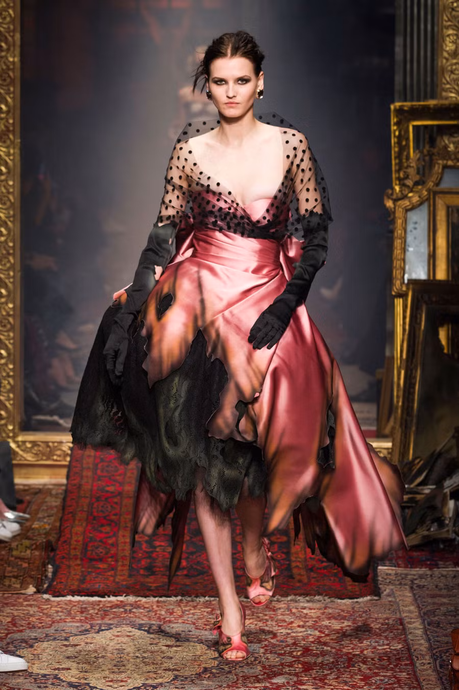 Sự kết hợp giữa đầm corset, găng tay tạo nên hình ảnh quý cô cổ điển.