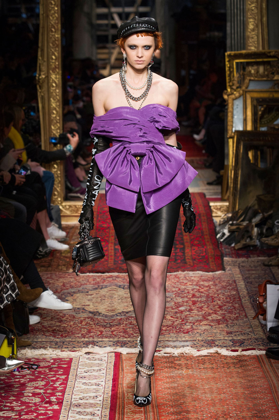 Jeremy Scott giới thiệu nhiều phiên bản với những sắc màu đa dạng. Jeremy Scott giới thiệu nhiều phiên bản với những sắc màu đa dạng.