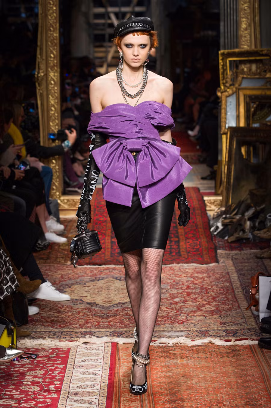 Jeremy Scott giới thiệu nhiều phiên bản với những sắc màu đa dạng.