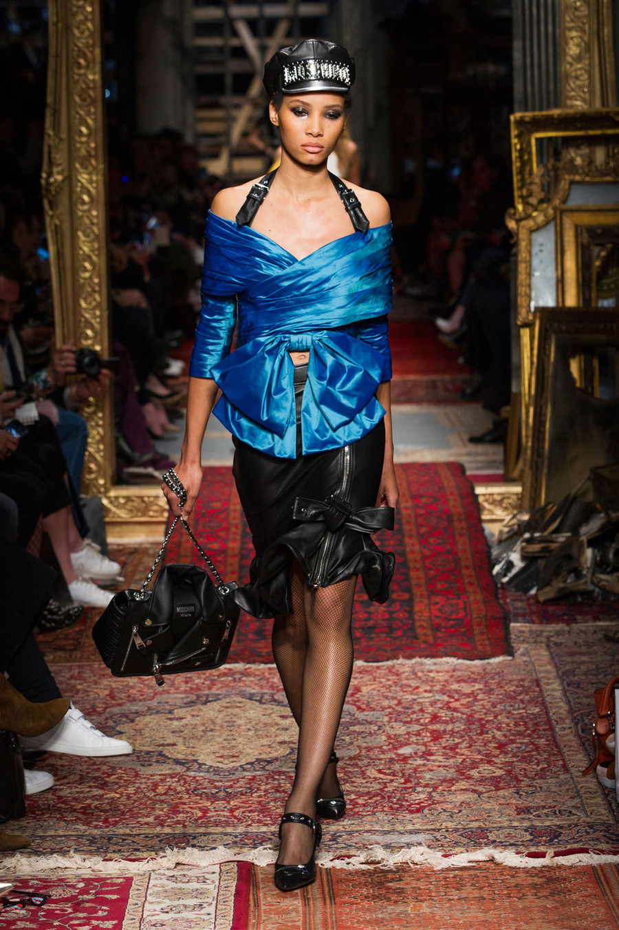 Đầm thắt nơ tràn ngập sàn diễn. Đầm thắt nơ tràn ngập sàn diễn.