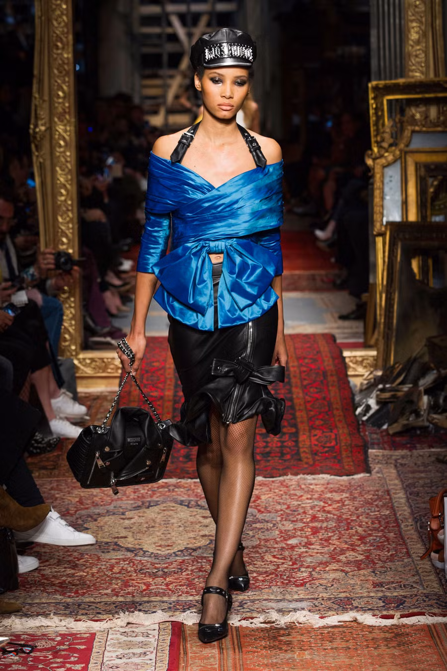 Đầm thắt nơ tràn ngập sàn diễn.