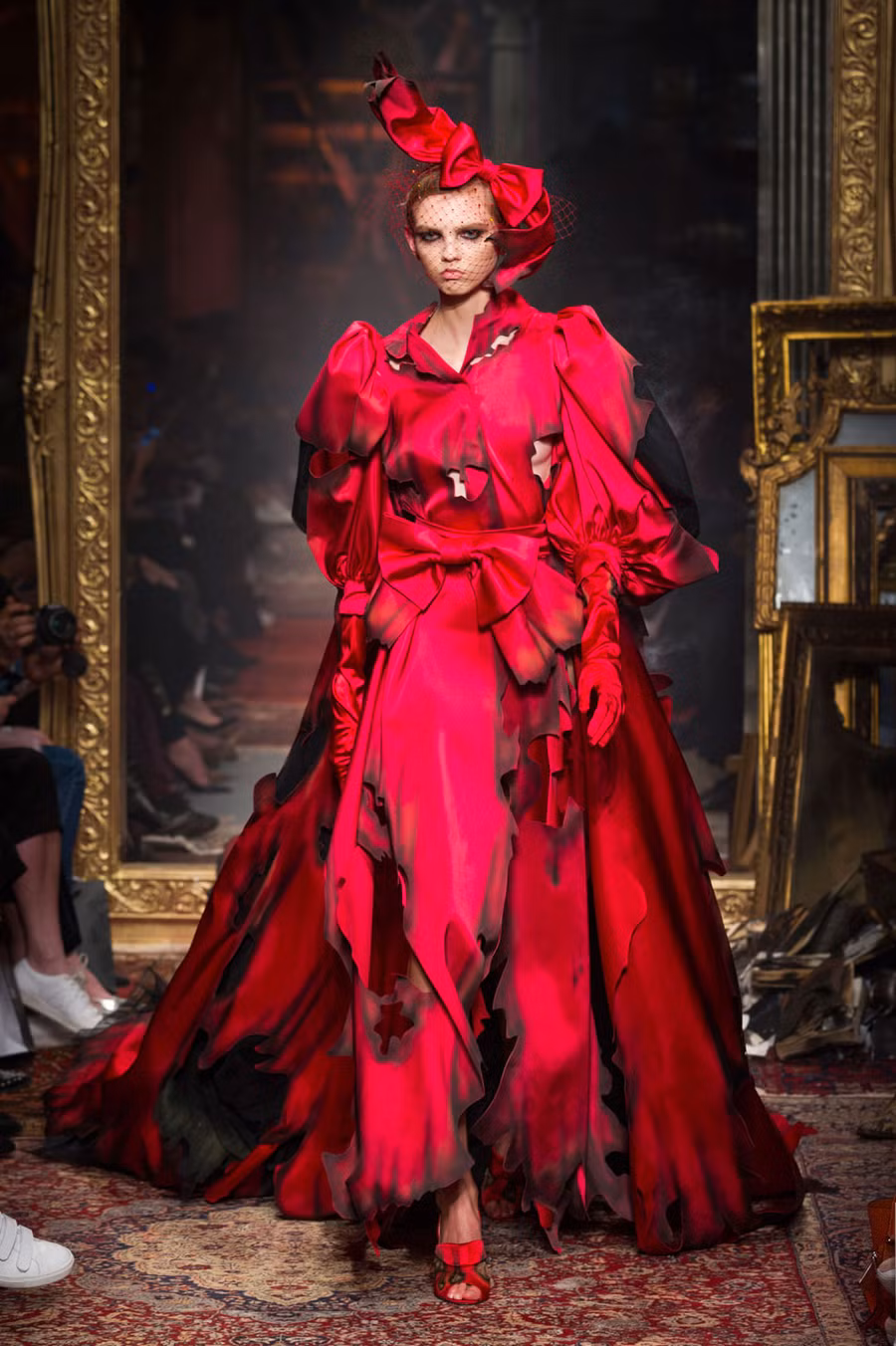 Về cơ bản, những bộ đầm dạ hội mang đậm âm hưởng của thập niên 1980.