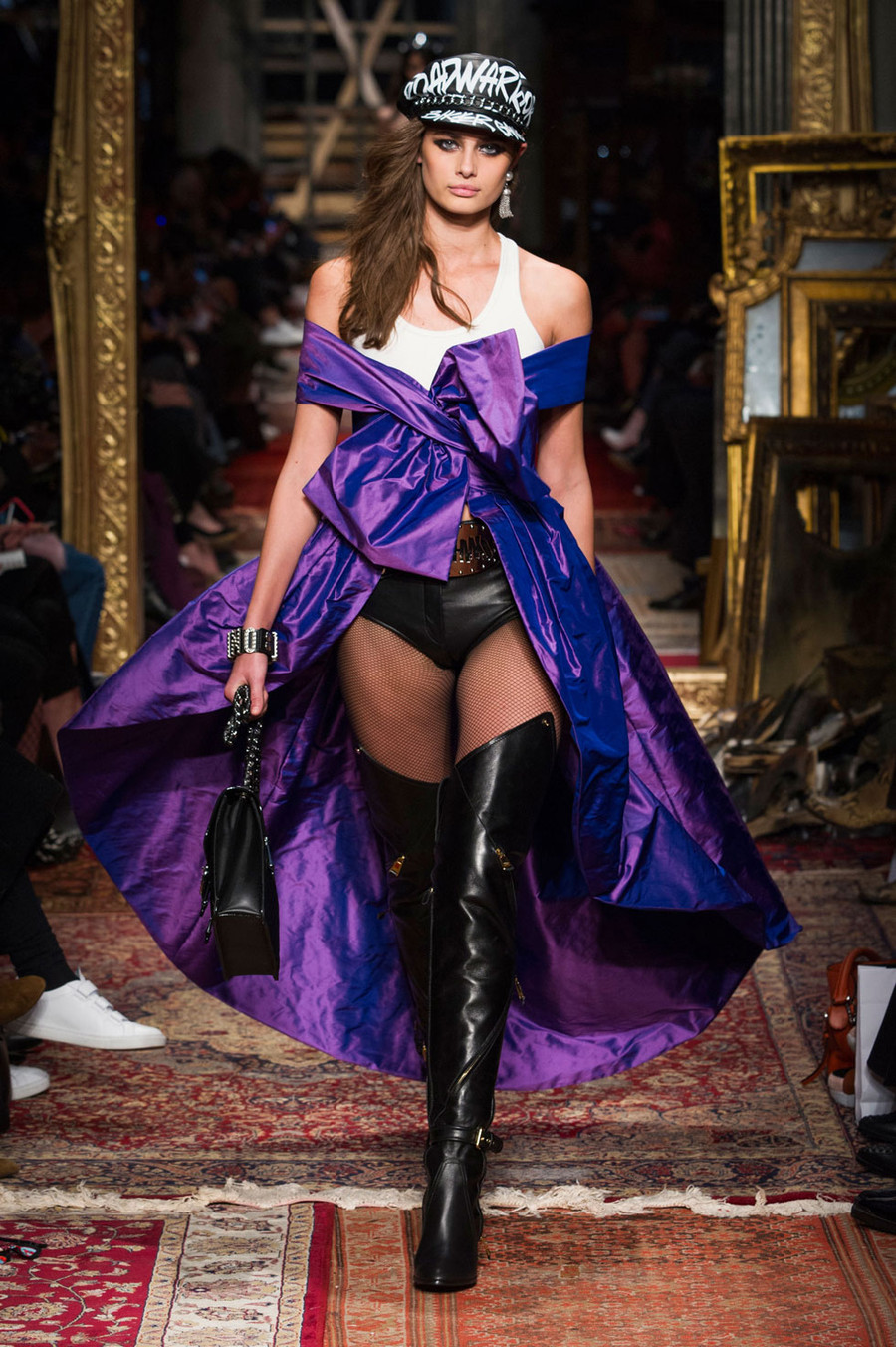 Đến lúc này, đây là show thời trang độc đáo nhất Milan Fashion Week thu đông 2016. Đến lúc này, đây là show thời trang độc đáo nhất Milan Fashion Week thu đông 2016.