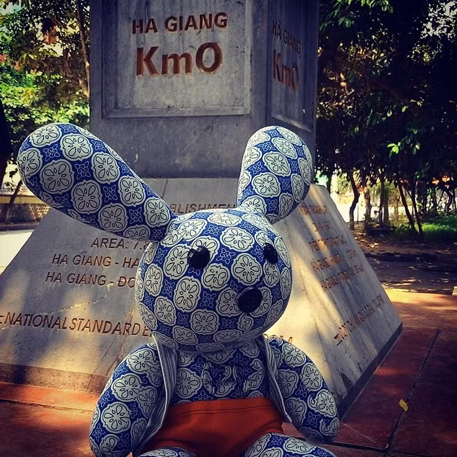 Hoàng Anh cũng đến cột mốc số 0 Hà Giang, chụp ảnh cho "bạn đồng hành". Ảnh: NVCC