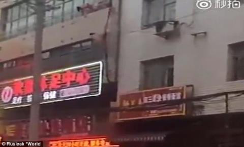 Clip gã tình nhân trần truồng trèo cửa bỏ trốn Clip ga tinh nhan tran truong treo cua bo tron