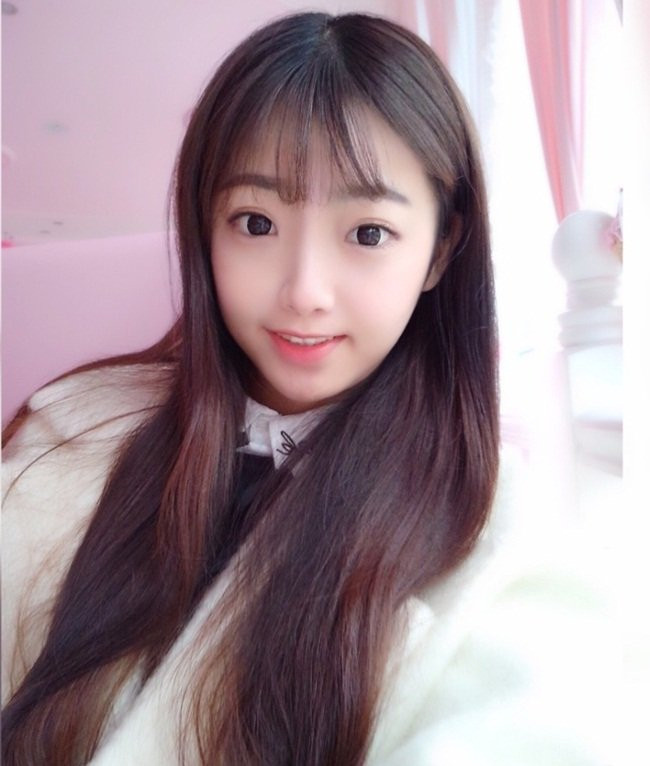 Cô giáo khiến học sinh ngỡ ngàng vì gương mặt trẻ con ảnh 2