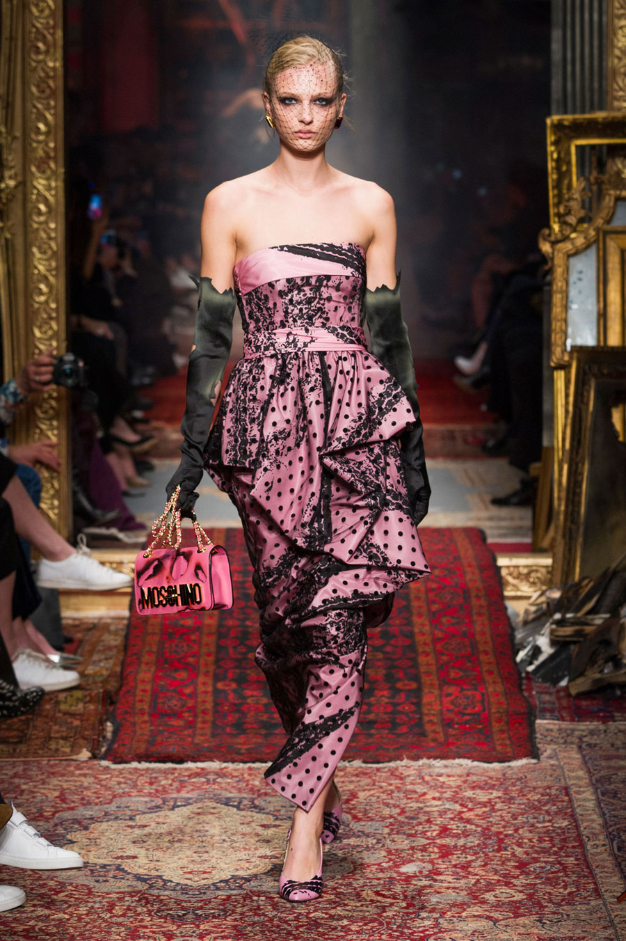 Chi tiết nếp gấp được thực hiện tỉ mỉ, duyên dáng. Chi tiết nếp gấp được thực hiện tỉ mỉ, duyên dáng.