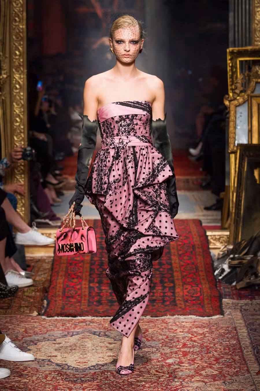 Chi tiết nếp gấp được thực hiện tỉ mỉ, duyên dáng.