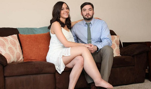 Meagan và bạn trai. Ảnh: Express co-gai-my-mac-benh-chan-to-chan-nho-1