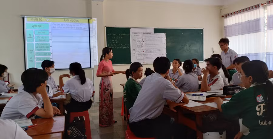 Cô trò Trường THPT Trần Đại Nghĩa trong giờ học. Ảnh: NTCC